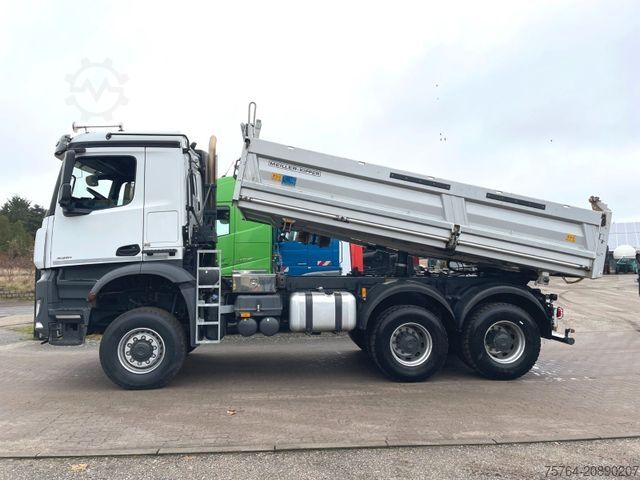 Dreiseitenkipper LKW MERCEDES-BENZ 3351 Arocs/ABNEHMBARER Kran/Kipper/Bordmatik/6x6