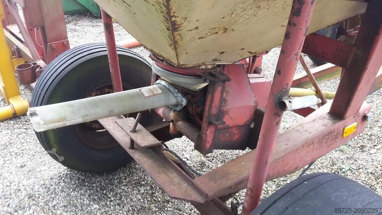 Fertiliser spreader  getrokken pendel strooier - Gebruikt