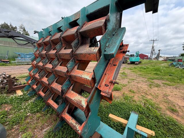 Log Step Feeder  