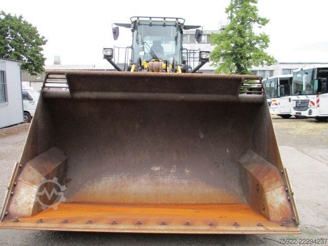 Radlader KOMATSU WA380 1. Hd aus Kommunalbesitz