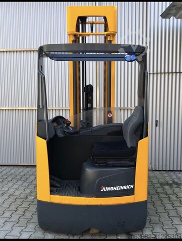 Jungheinrich ETV 214 Schubmaststapler Batterie Bj. 2022; 6,8 m Hubhöhe Jungheinrich ETV 214