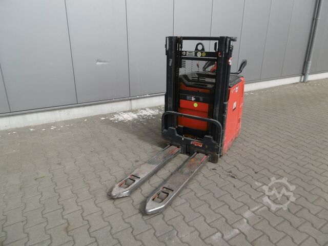 Manual stacker Linde L12 AP