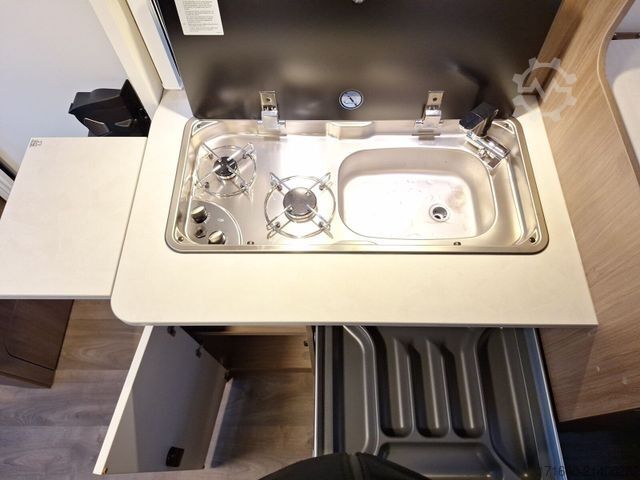 Semi-integrated camper CARADO V 347