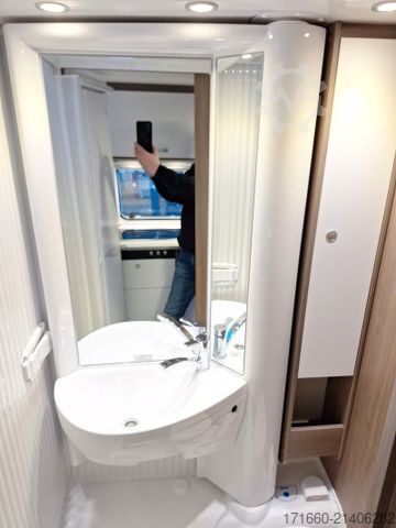 Semi-integrated camper CARADO V 347