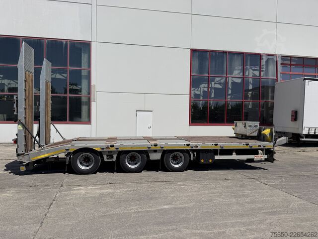 Low loader trailer Möslein TTA33 Schwebheim  31 t Tridemtieflader, neuwertig