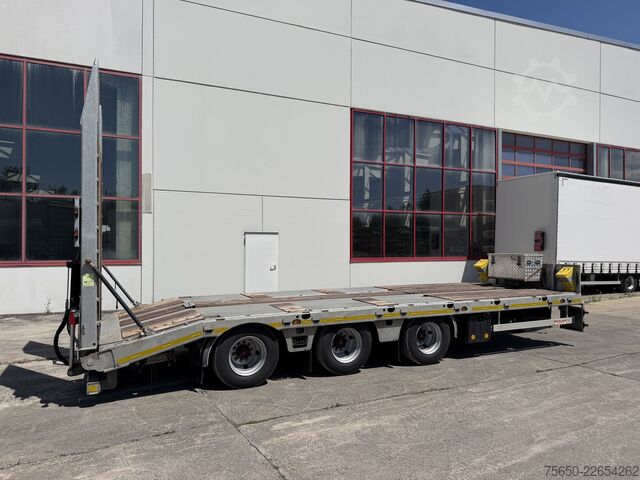 Low loader trailer Möslein TTA33 Schwebheim  31 t Tridemtieflader, neuwertig