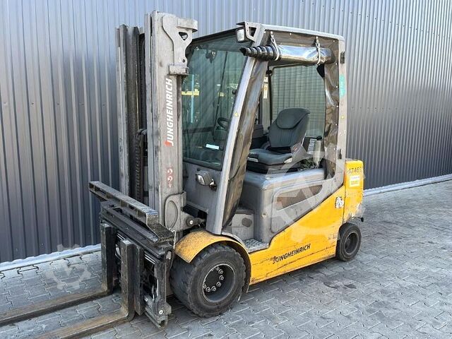 Electric 4-wheel forklift Jungheinrich EFGS30