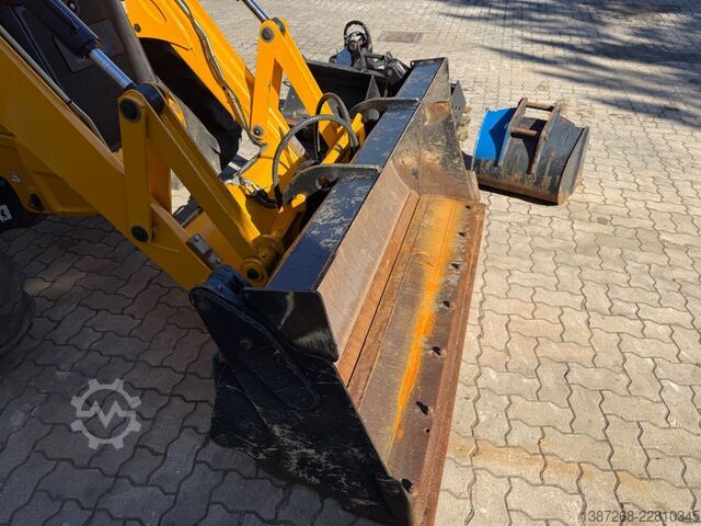 Radlader JCB 3CX Compact / 2022 BJ / Hammer + Schaufeln