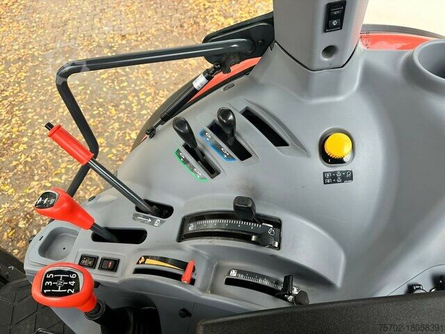 Yard tractor Kubota M4062 Hydraulic Shuttle mit Rasenbereifung