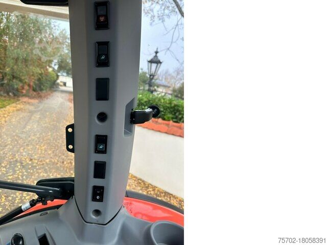 Hofschlepper Kubota M4062 Hydraulic Shuttle mit Rasenbereifung