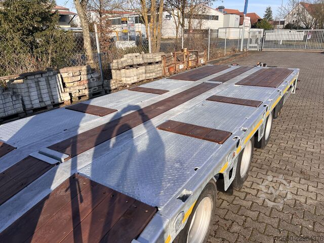 Low loader trailer Möslein TT 34 Zugrohr Gerade  34 t GG Tridem- Tieflader 3 Achs, gelenktNeufahrzeug