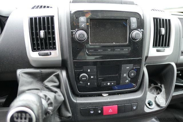 Curtain sider van PEUGEOT Boxer 4x2, Schlafliege, Klima, 100tkm, 4,8mtr.