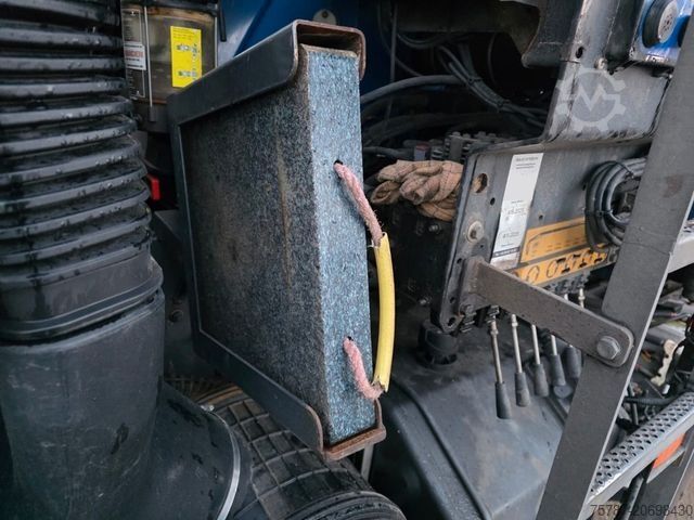 Abrollkipper VOLVO FE 320 6x2/4 Abroller mit Cont. + Kran HMF 1820