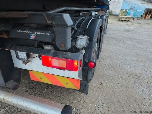 Abrollkipper VOLVO FE 320 6x2/4 Abroller mit Cont. + Kran HMF 1820