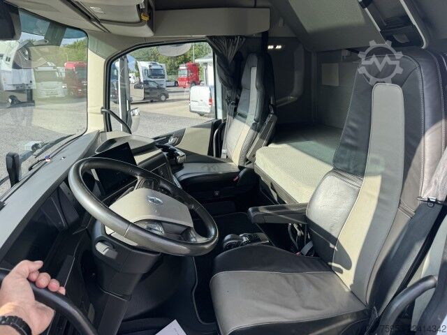 Standard tractor unit Volvo FH 500 Globe XL Euro 6 Retarder I-Park Cool