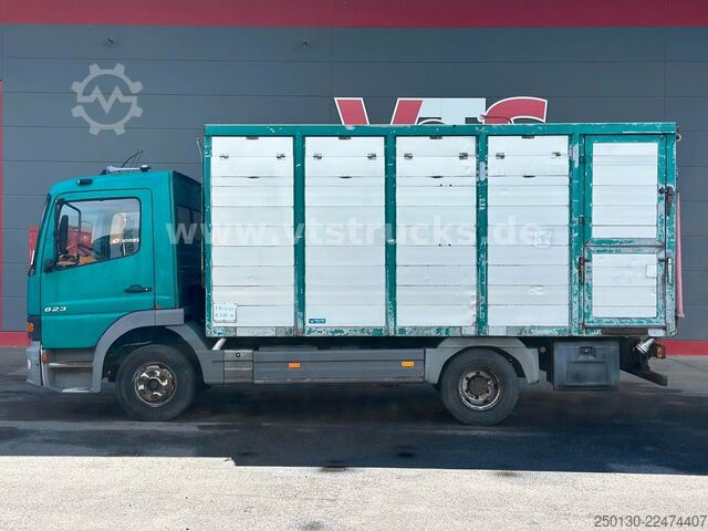 Livestock transporter MERCEDES-BENZ Atego 823 4x2 1.Stock Viehwagen