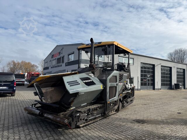 Tracked paver Volvo P6820 Asphaltfertiger mit Verbreiterunge