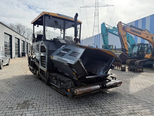 Tracked paver Volvo P6820 Asphaltfertiger mit Verbreiterunge