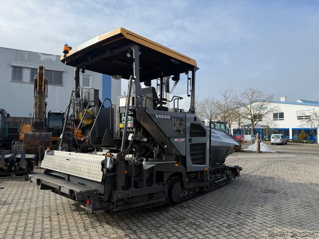 Tracked paver Volvo P6820 Asphaltfertiger mit Verbreiterunge