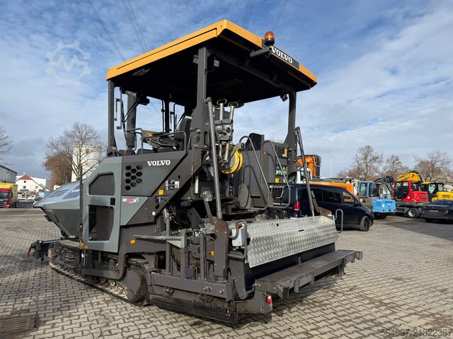 Tracked paver Volvo P6820 Asphaltfertiger mit Verbreiterunge