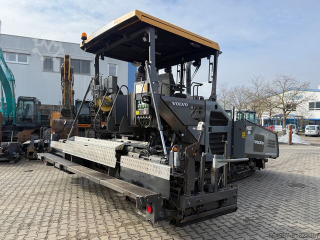 Tracked paver Volvo P6820 Asphaltfertiger mit Verbreiterunge