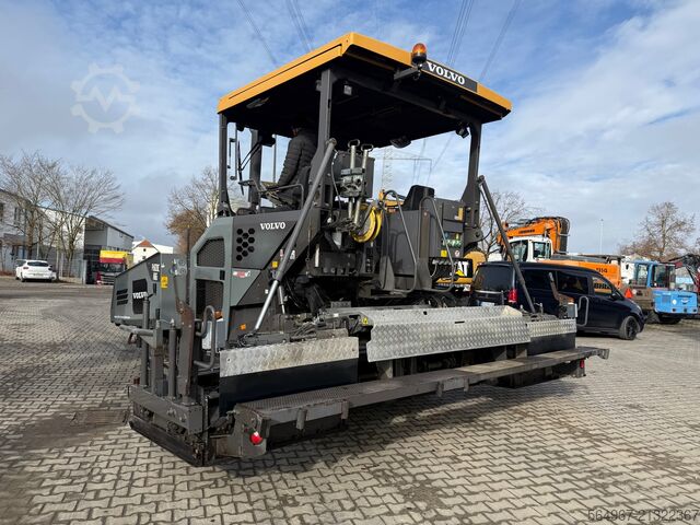 Tracked paver Volvo P6820 Asphaltfertiger mit Verbreiterunge