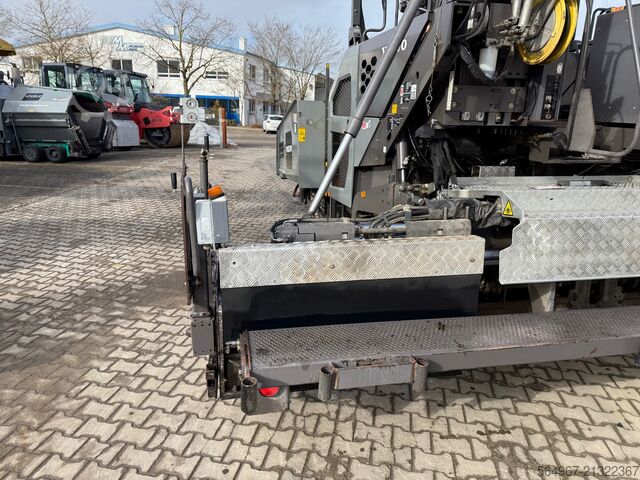 Tracked paver Volvo P6820 Asphaltfertiger mit Verbreiterunge