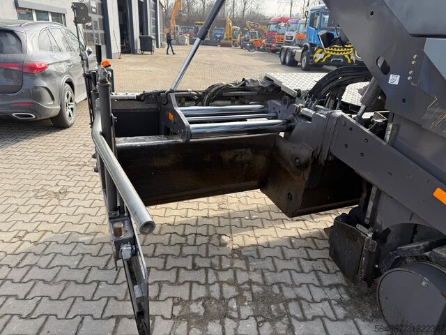 Tracked paver Volvo P6820 Asphaltfertiger mit Verbreiterunge
