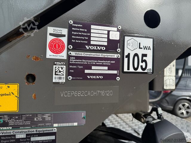 Tracked paver Volvo P6820 Asphaltfertiger mit Verbreiterunge