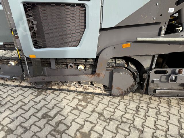 Tracked paver Volvo P6820 Asphaltfertiger mit Verbreiterunge