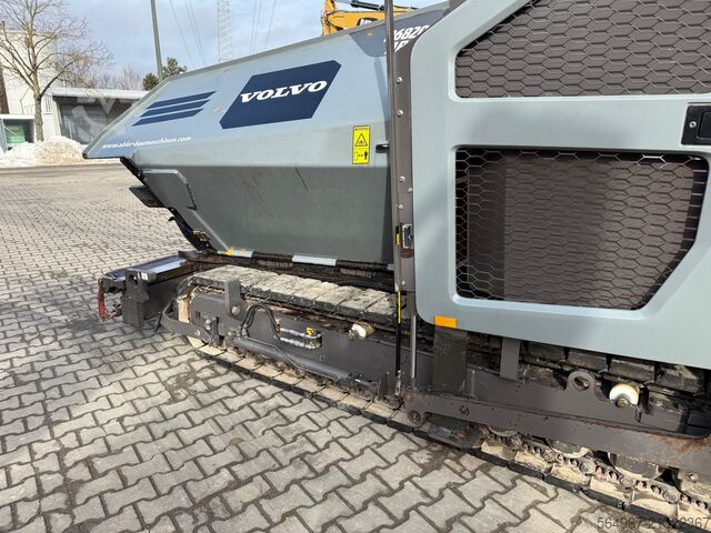 Tracked paver Volvo P6820 Asphaltfertiger mit Verbreiterunge