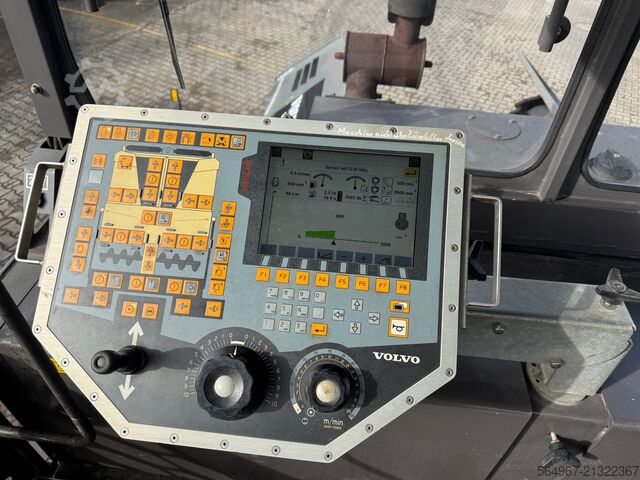 Tracked paver Volvo P6820 Asphaltfertiger mit Verbreiterunge
