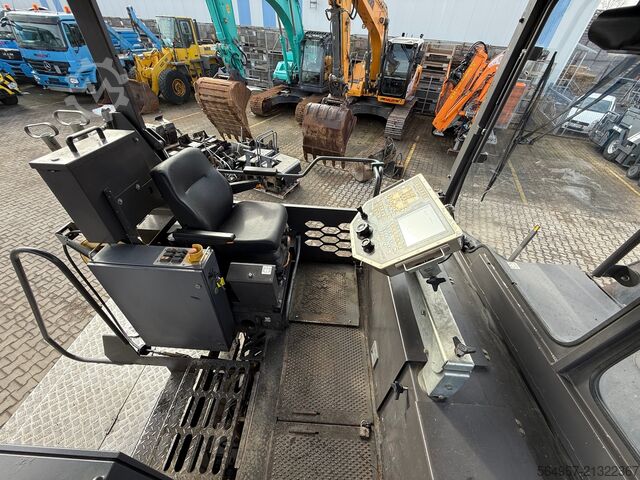 Tracked paver Volvo P6820 Asphaltfertiger mit Verbreiterunge