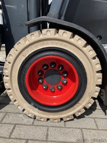 Electric 4-wheel forklift Linde E30HL-01/600