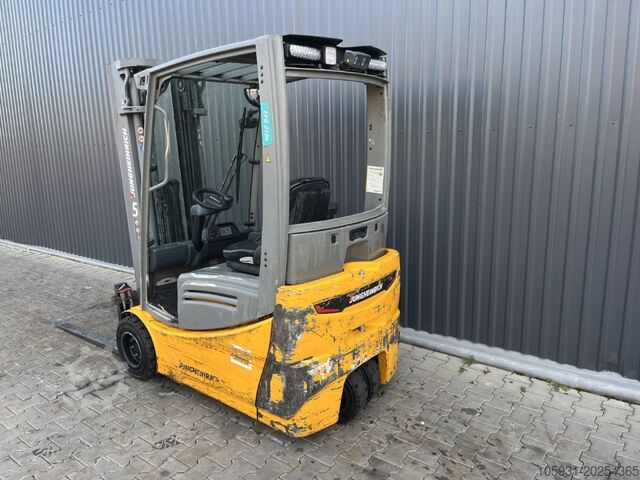 Electric 3-wheel forklift Jungheinrich EFG218k