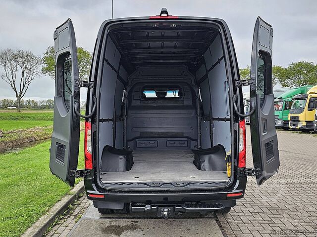 High-roof van MERCEDES-BENZ SPRINTER 519 L2H2 V6 Mbux10