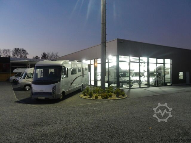 Integriertes Wohnmobil CARTHAGO Chic E-Line I 51 Linerclass Einzelbetten-Hubbett