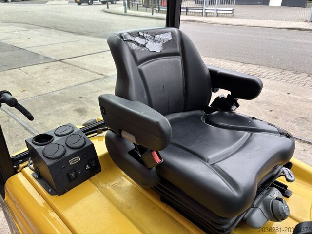 Electric 3-wheel forklift Yale ERP16VT