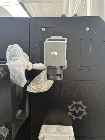 Spritzgießmaschine YIZUMI FF300 (Vollelektrisch)