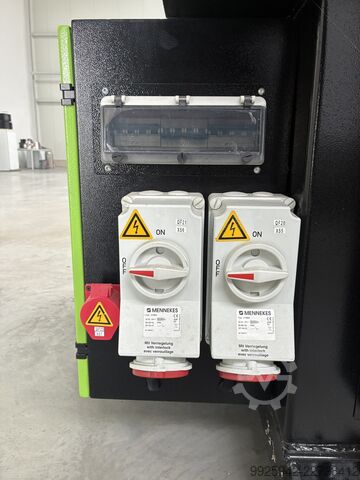 Spritzgießmaschine YIZUMI FF300 (Vollelektrisch)