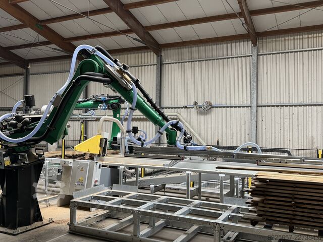 Automatische Brettersortier + Sägeanlage JAC Automation & Robotik ; Kuka 