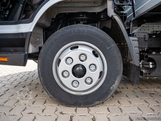 Transporter mit Koffer FUSO Canter e 7C18e Koffer LBW 200km Reichw Klima LED