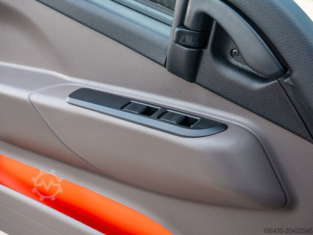 Transporter mit Koffer FUSO Canter e 7C18e Koffer LBW 200km Reichw Klima LED