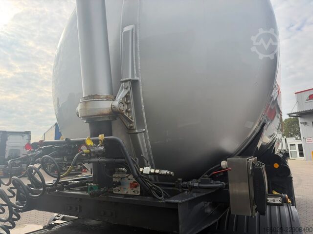 Silo semitrailer KÄSSBOHRER 3-Achs Silo für Staubgut