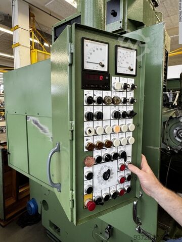 Abwälzfräs- und Stoßmaschine -kombiniert LIEBHERR L 652