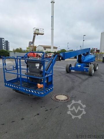 Articulated boom lift JLG E600JP