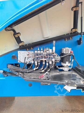 Articulated boom lift JLG E600JP