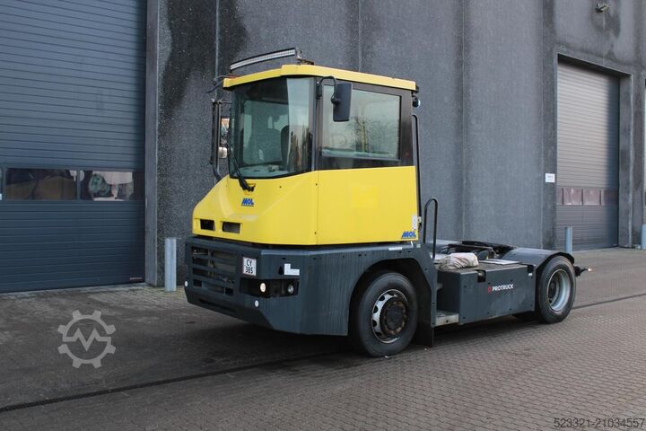 Terminal-Traktor MOL RM255 4X4