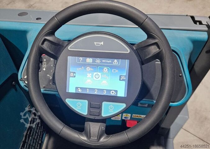 Ride-on scrubber dryer Tennant M17