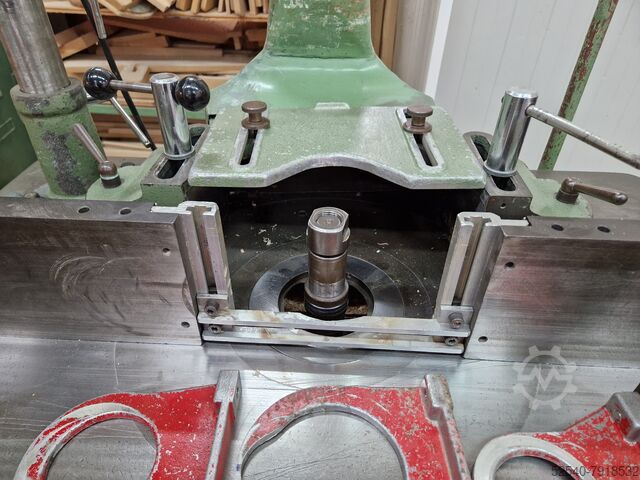 Table milling machine with feeder